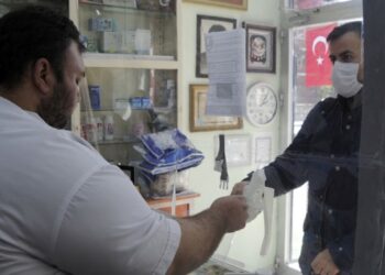 İstanbul ve Ankara’daki eczaneler ücretsiz maske dağıtımına başladı
