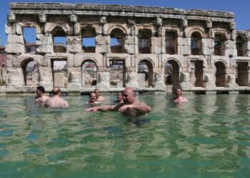 2 bin yıllık antik havuzda yüzme keyfi