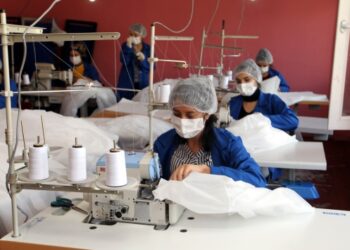 Hakkarili kadınlar cerrahi maske üretiyor