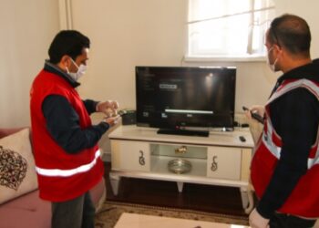Köy köy dolaşıp EBA TV ayarlarını yapıyorlar