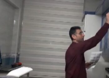 Onun için kalemin yazabileceği bir yer öğretmeye yeter