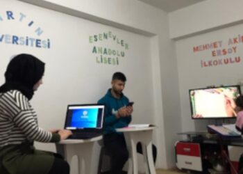 Evin bir odasını 3 farklı okul haline getirdiler