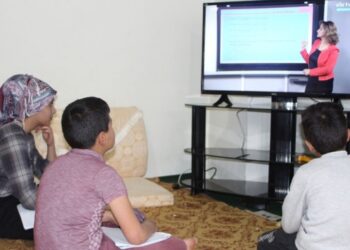 Hakkari’de uzaktan eğitimi takip edemeyen 2 kardeşe televizyon hediye edildi