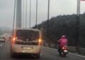Köprüden geçen motosikletli kuryeye kalkan oldu