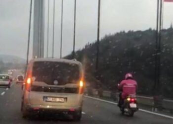 Köprüden geçen motosikletli kuryeye kalkan oldu