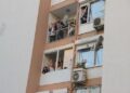 İzmirliler balkon ve pencerelerde dans ederek eğleniyor