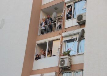 İzmirliler balkon ve pencerelerde dans ederek eğleniyor