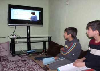 Hakkari’de derslerini takip edemeyen 2 kardeşe televizyon hediye edildi