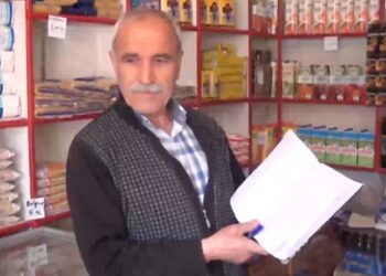 Hayırsever mahallelinin bakkal borcunu ödedi