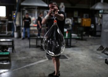 Bir nefesle cama hayat veriyor