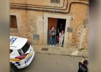 İspanya polisi karantinadaki ailelere şarkı söyledi