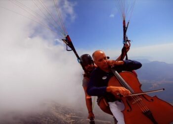 Aşık Veysel türküsünü çello ile gökyüzünde seslendirdi