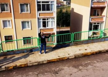 ‘Evde kal’ önerisine uyup balkonda egzersiz yaptılar