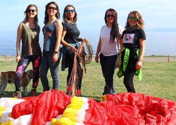 Gökyüzünün hakimi kadın paraşütçüler