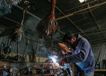 Hurdaları sanat eserine dönüştürüyor