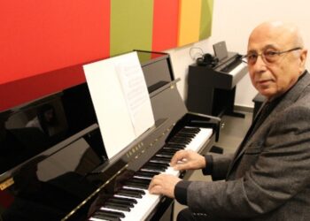 Kaportacı Ahmet Amca şimdi de piyanoya başladı