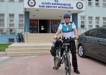 Makam aracını bıraktı, bisiklet kullanmaya başladı
