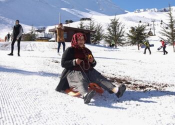 Yörük kadınların şalvarlı kayak timi