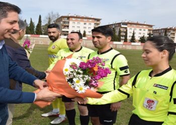 İlk maçına kadınlar gününde çıktı