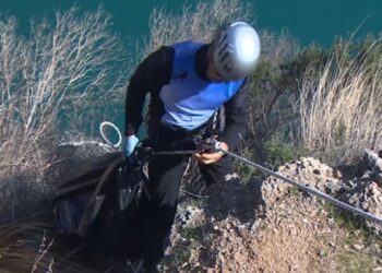 Antalya’da gönüllü dağcılar falezleri temizledi