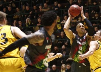 Pınar Karşıyaka rövanş öncesi avantaj sağladı