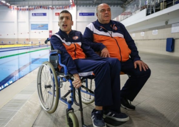 Hayatını engelli yüzücü oğluna adayan baba ağlattı