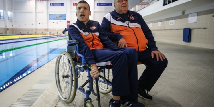 Hayatını engelli yüzücü oğluna adayan baba ağlattı