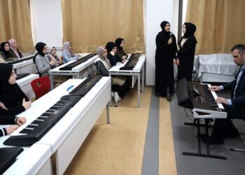 Görme engelli müzik öğretmeni öğrencilere notaları sevdirdi