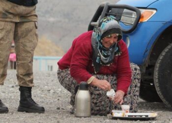 Evinden taşıdığı çayla Jandarma personelinin yüreğini ısıttı