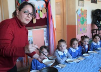 Köy okulunda yürekleri ısıtan sınıf öğretmeni
