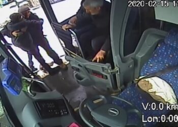 Durakta bekleyen engelliyi kucağına alarak otobüse bindirdi