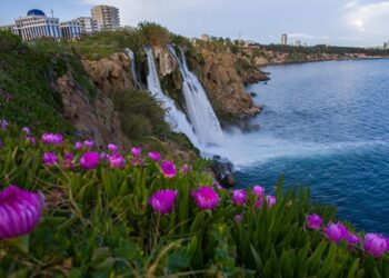 Akdeniz’in incisini bahar güzelliği sardı
