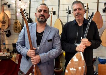 Amerikalı Bob Beer kendi çabalarıyla saz çalmayı öğrendi