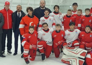 Rus ve Türk buz hokeyi takımlarından dostluk maçı