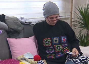 Tek koluyla Elazığ’daki depremzedeler için atkı örüyor