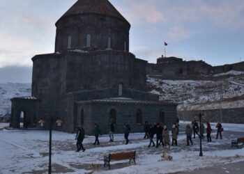 Avrupalı büyükelçiler Doğu Ekspresi ile geldikleri Kars’ın tarihi yerlerini gezdi