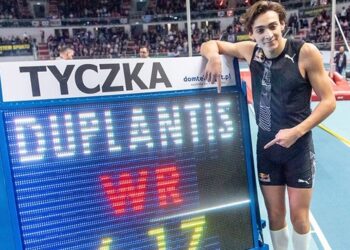 Sırıkla yüksek atlamada yeni dünya rekoru