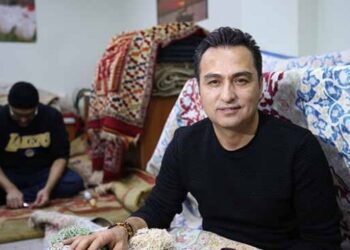 Antika halılar onun elinde kullanılabilir hale geliyor