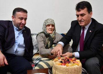 105 yaşına giren Ümriye nineye sürpriz kutlama