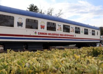 Tren kütüphane kara yoluyla yeni yerine taşındı