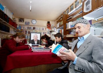 Kurduğu kütüphaneyi “çocuklar üşümesin” diye her gün ısıtıyor