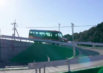 Dünyada bir ilk: Hem otobüs hem tren olabilen ulaşım aracı