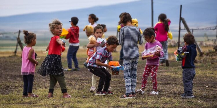 Karlı dağları aşıp çocuklara hediye götürüyor
