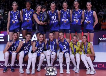 Fenerbahçe Opet üçüncülük ödülünü aldı