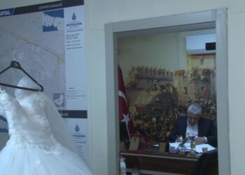 Mahalle muhtarı, muhtarlığı gelinliklerle donattı