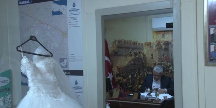 Mahalle muhtarı, muhtarlığı gelinliklerle donattı