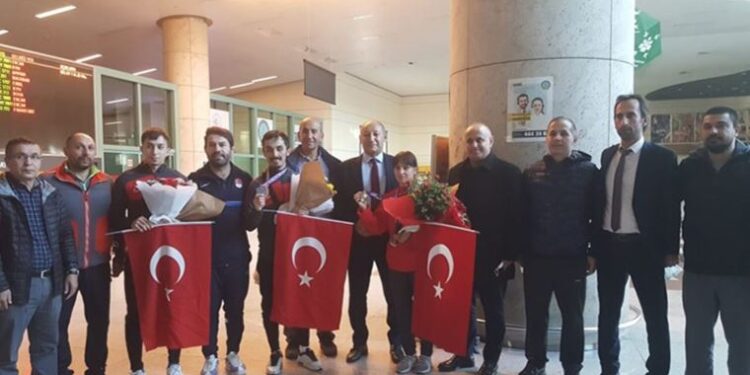 Milli halterciler Özbekistan’dan 4 madalyayla döndü