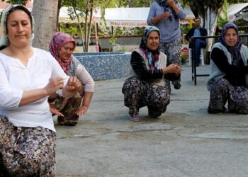 Önce tarlaya sonra folklor kursuna gidiyorlar