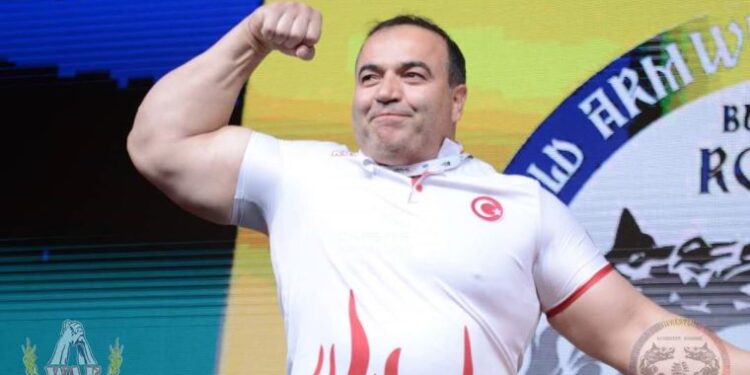 Türk sporcunun bileğini dünya yine bükemedi