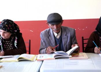 50 yaşındaki Servet Ölmez, anne ve babasıyla okuma yazma öğreniyor